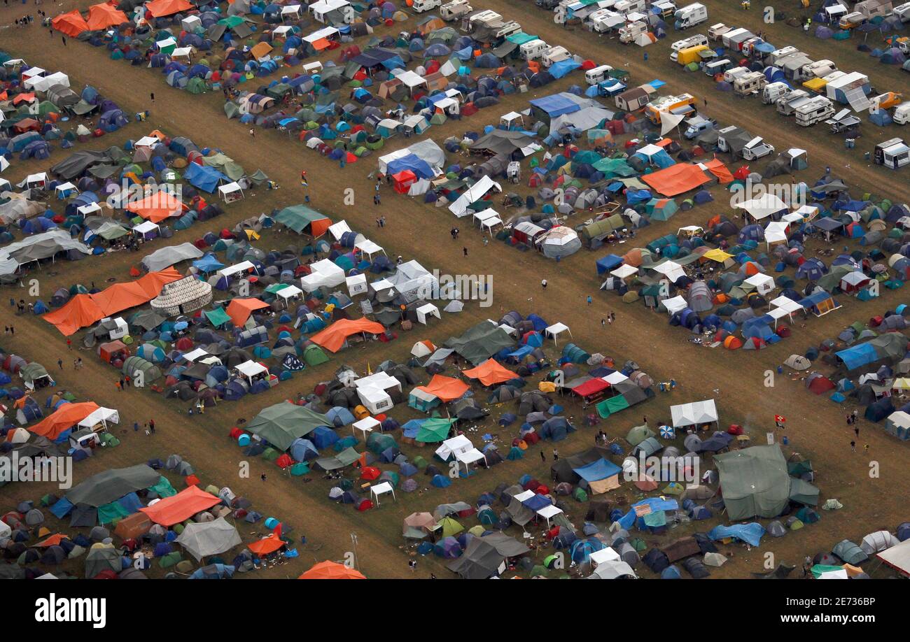 An aerial view of the camping site during the 35th Paleo music festival in  Nyon July 22, 2010. REUTERS/Denis Balibouse (SWITZERLAND - Tags:  ENTERTAINMENT Stock Photo - Alamy