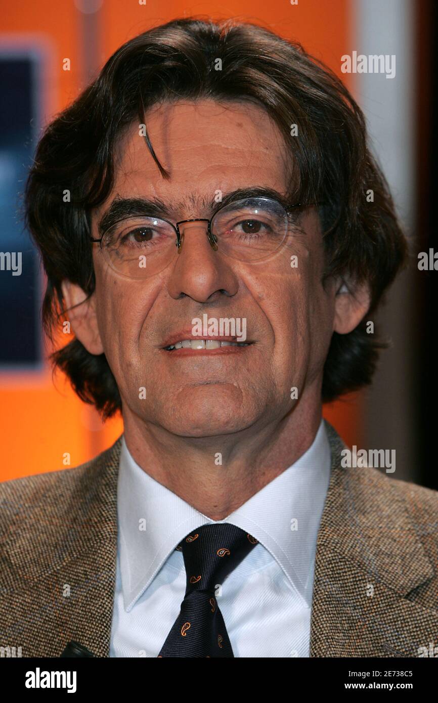 Luc Ferry promotes his book 'Familles, je vous aime' during the taping of TF1 channel TV Show 'Vol de nuit' in Paris, France, on March 1, 2007. Photo by Mousse/ABACAPRESS.COM Stock Photo