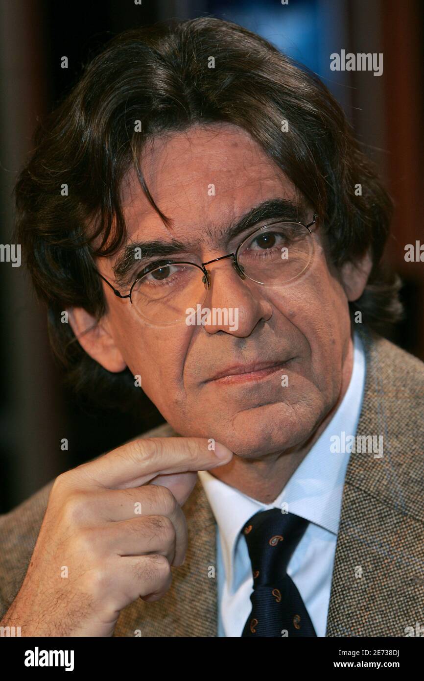 Luc Ferry promotes his book 'Familles, je vous aime' during the taping of TF1 channel TV Show 'Vol de nuit' in Paris, France, on March 1, 2007. Photo by Mousse/ABACAPRESS.COM Stock Photo