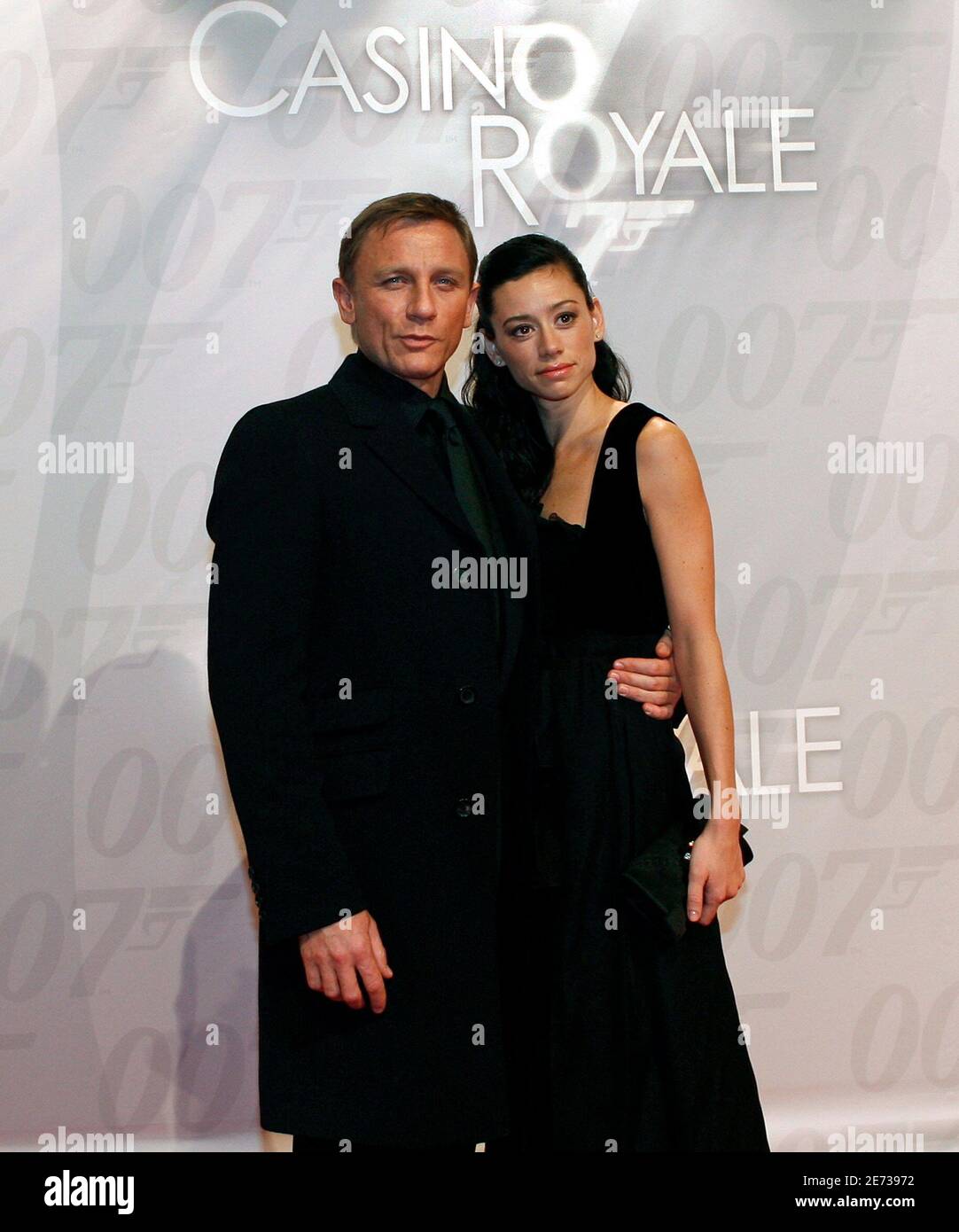 Actor Daniel Craig (L) arrives for the Swiss premiere of the latest James  Bond movie "Casino Royale" at the Abaton cinema in Zurich November 16,  2006. REUTERS/Siggi Bucher (SWITZERLAND Stock Photo - Alamy