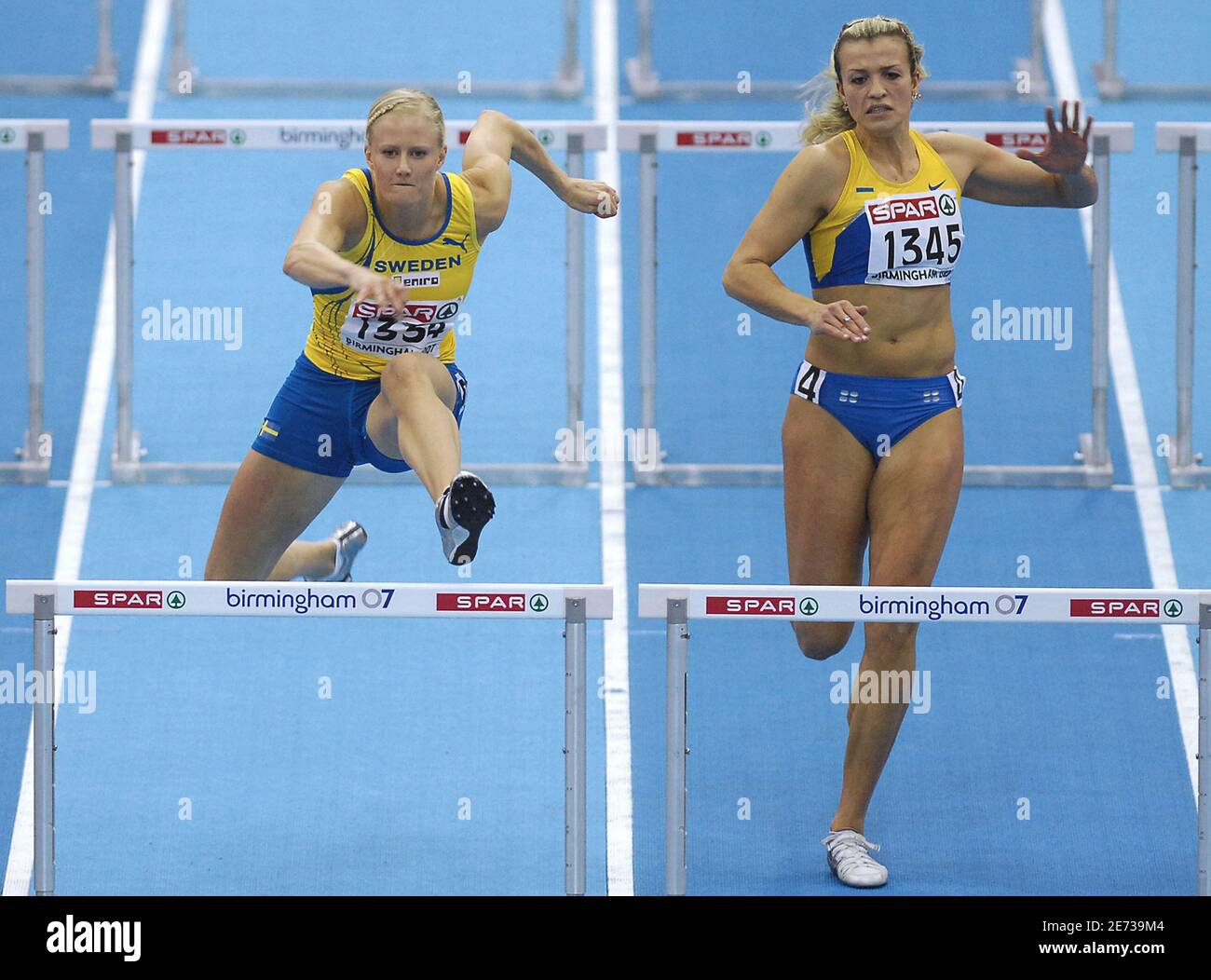 Sweden's Carolina Klueft and Ukraine's Nataliya Dobrynska compete on 60