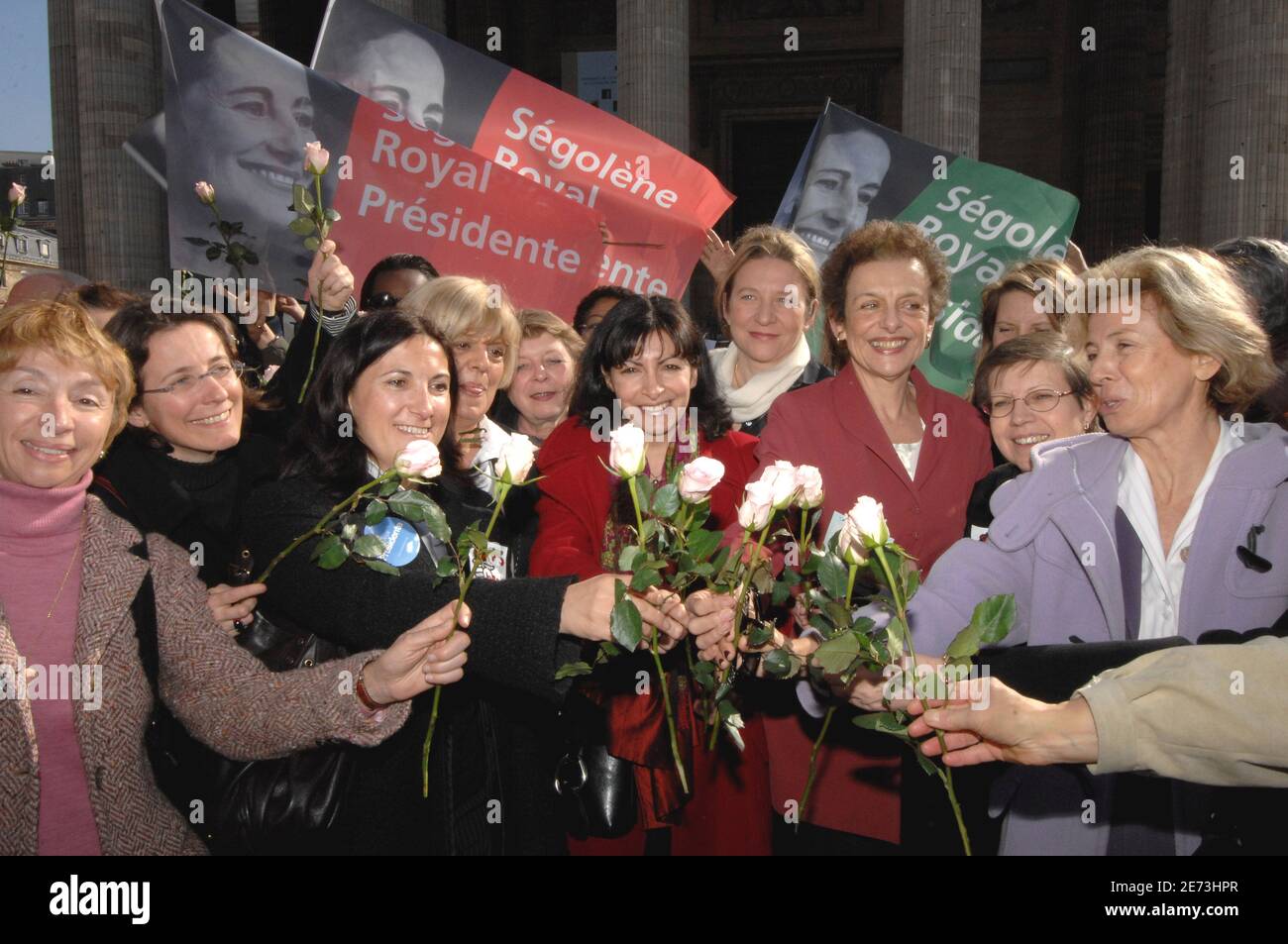 Page 22 Femme Paris High Resolution Stock Photography And Images Alamy