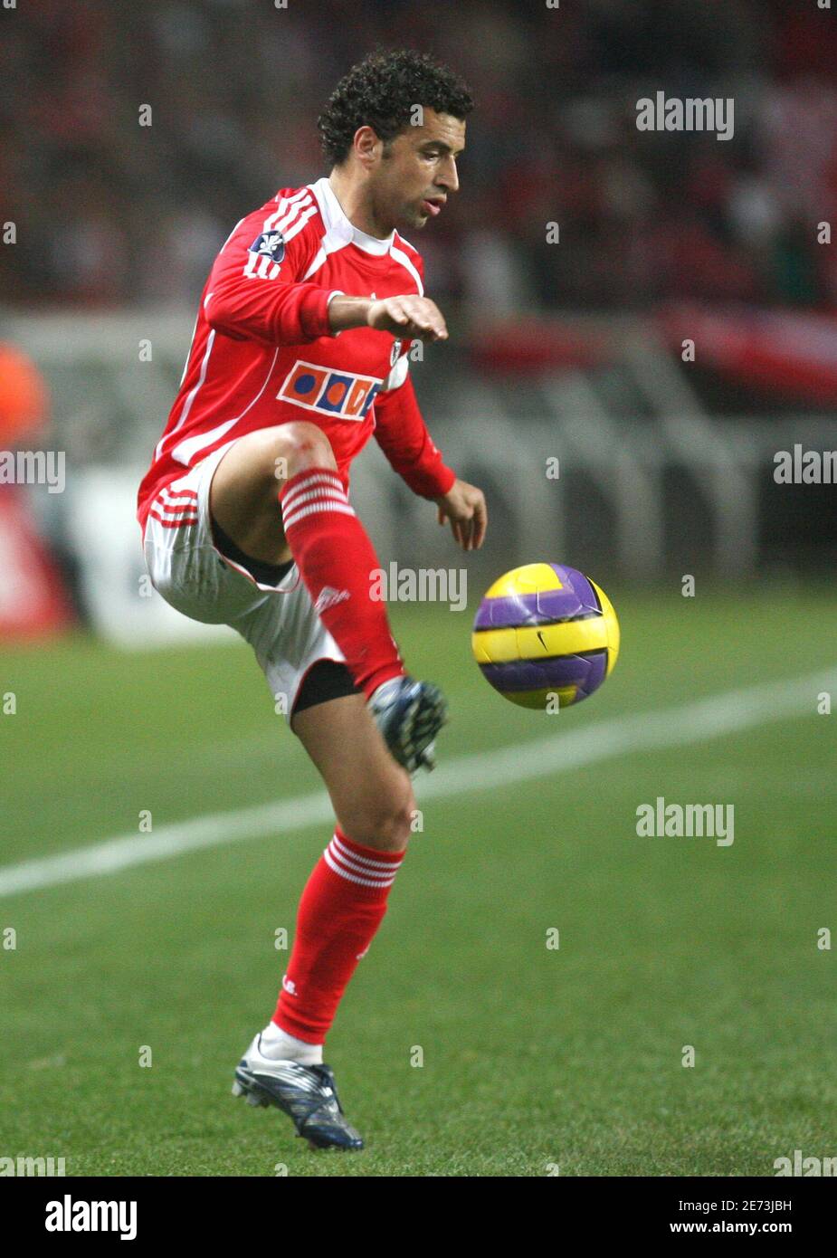 benfica's Simao Sabrosa during the UEFA Cup second knockout round first leg game soccer match PSG vs Benfica, at the Parc des Princes stadium in Paris, France, on March 8, 2007. PSG won 2-1. Photo by Mehdi Taamallah/Cameleon/ABACAPRESS.COM Stock Photo