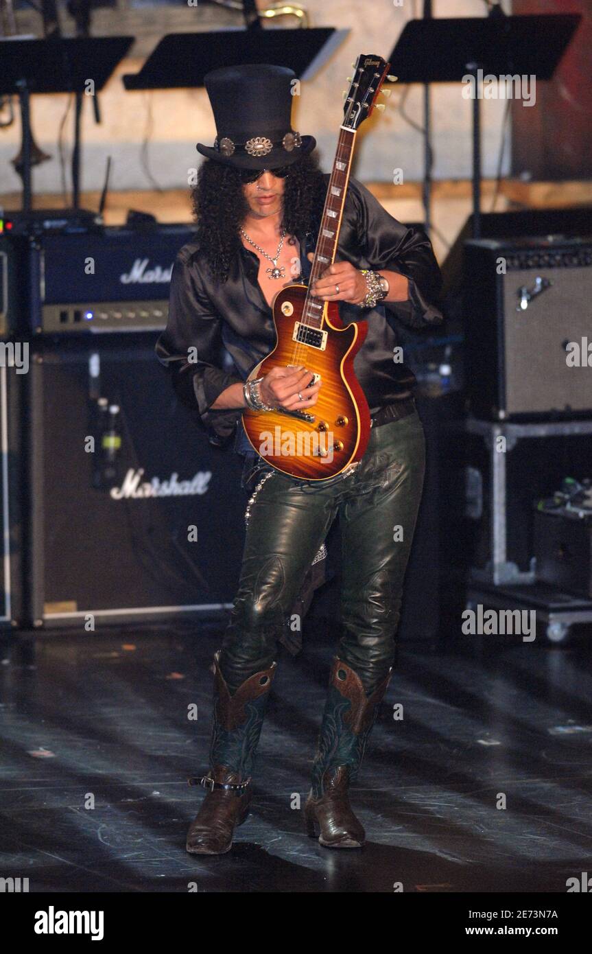 Guitarist Slash of 'Velvet Revolver' performs onstage at the 22nd annual Rock And Roll Hall of Fame Induction Ceremony held at the Waldorf Astoria Hotel in New York City, NY, USA on March 12, 2007. Photo by Gregorio Binuya/ABACAPRESS.COM Stock Photo