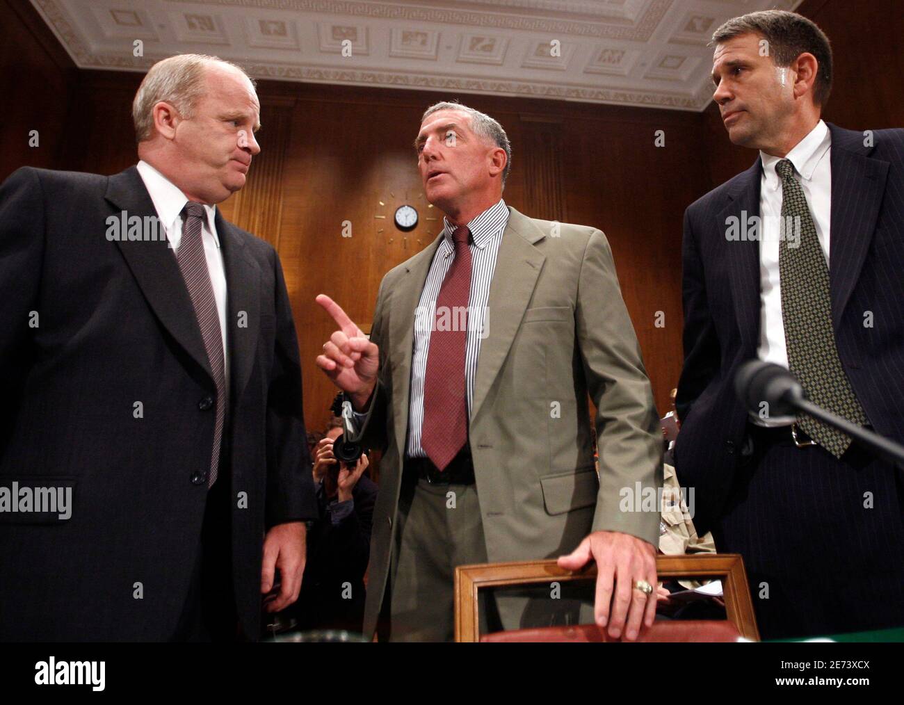 Retired U.S. Army Major Gen. Paul Eaton (c) makes a point to retired U.S. Marine Corps Col. Thomas Hammes (L) and retired U.S. Army Gen. John Batiste before testifying at the Democratic Policy Committee's oversight hearing on Capitol Hill in Washington to discuss the planning and conduct of the war in Iraq September 25, 2006. REUTERS/Kevin Lamarque (UNITED STATES) Stock Photo