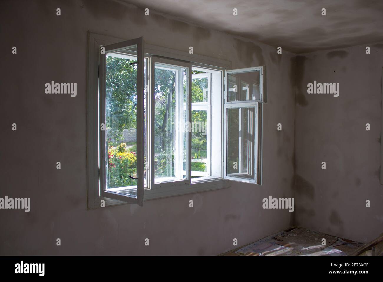 natural drying of the room after repair, puttying of walls in the room