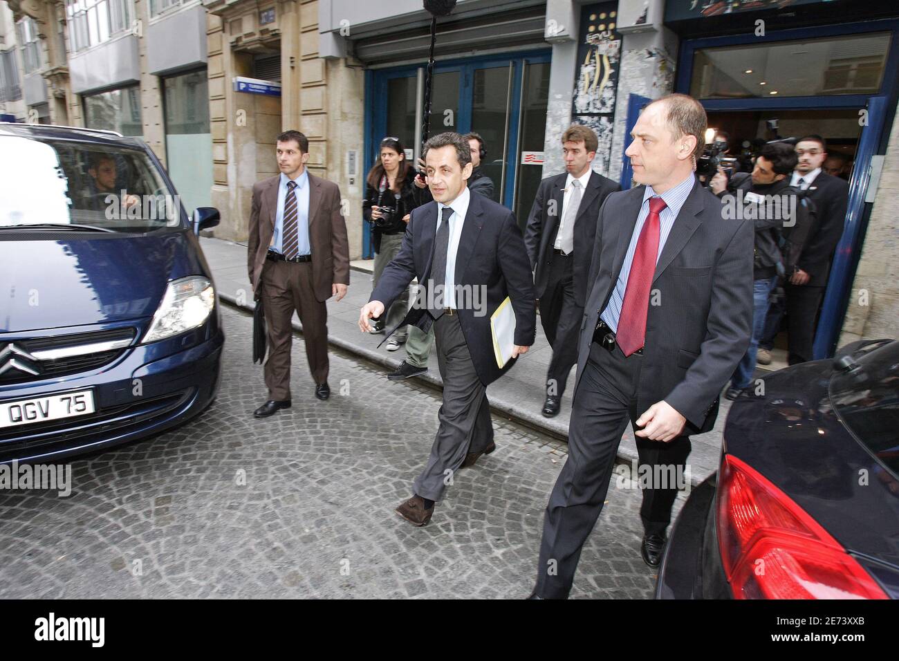 UMP Presidential candidate Nicolas Sarkozy exits the Skyrock radio station  after an interview with Difool, in Paris, France, on March 17, 2007. Photo  by Edouard Bernaux/ABACAPRESS.COM Stock Photo - Alamy