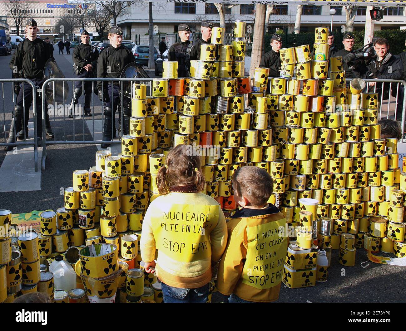 Around 4000 people demontrate to protest against plans to build the next generation of nuclear reactors EPR, in Lyon, France, on March 17, 2007. Photo by Vincent Dargent/ABACAPRESS.COM Stock Photo