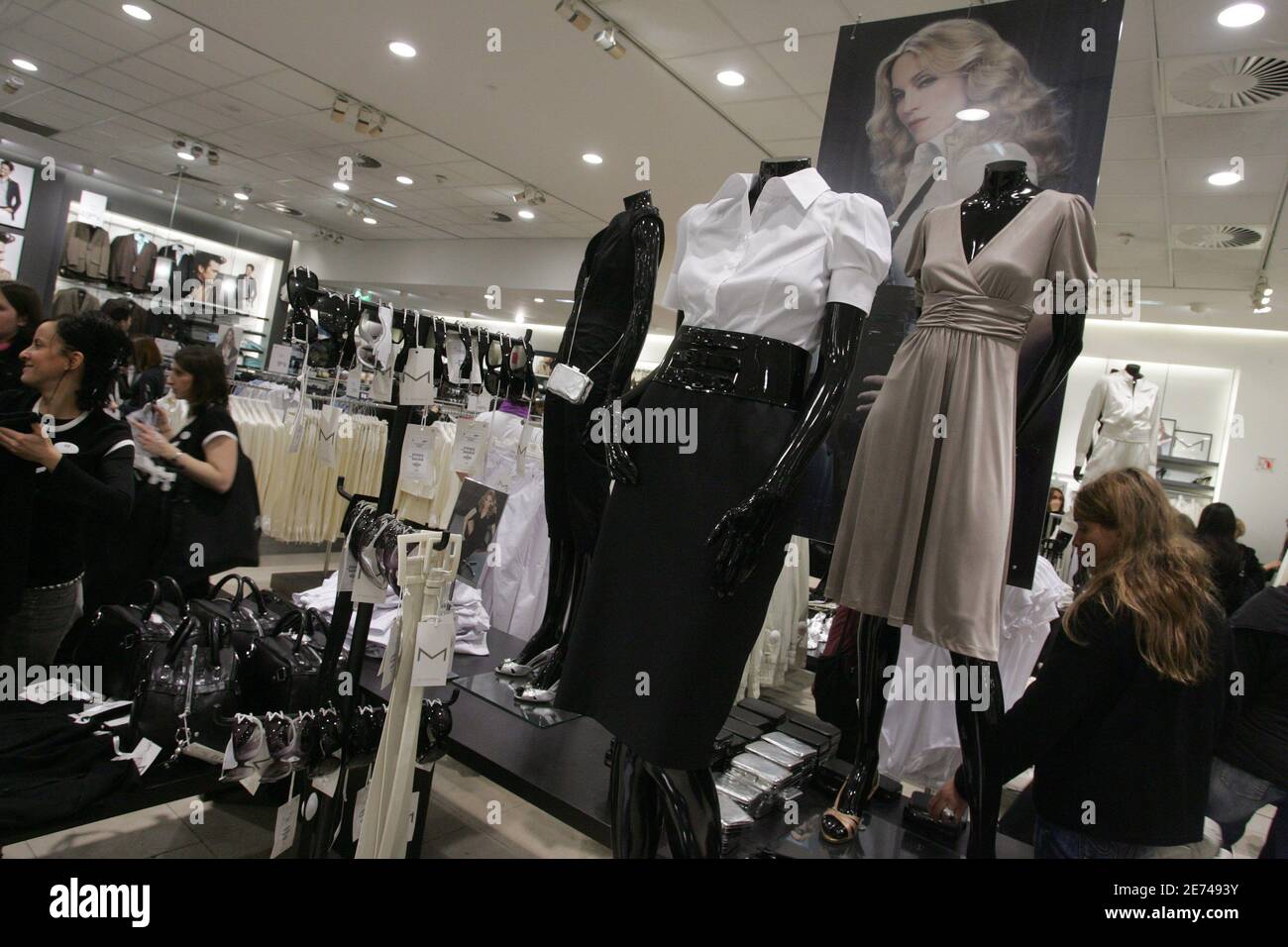 Shoppers at the H & M store on Boulevard Haussmann, Paris, France, on March  22, 2007, for the launch of Madonna's 'M By Madonna' fashion collection.  Photo by Mousse/ABACAPRESS.COM Stock Photo -
