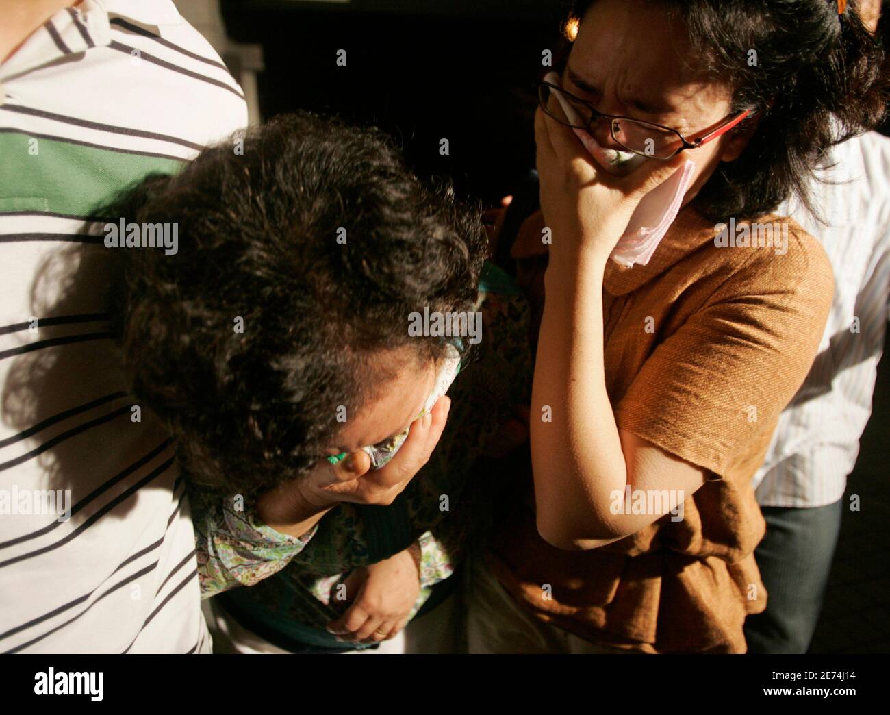Family members of Sim Sung-min, 29, one of the kidnapped South Koreans in Afghanistan, cry after watching television news about him in Seongnam, south of Seoul, July 31, 2007. Taliban kidnappers shot dead a male South Korean hostage on Monday, accusing the Afghan government of not listening to rebel demands for the release of Taliban prisoners. The identity of the dead hostage has yet to be officially announced.  REUTERS/Han Jae-Ho (SOUTH KOREA) Stock Photo