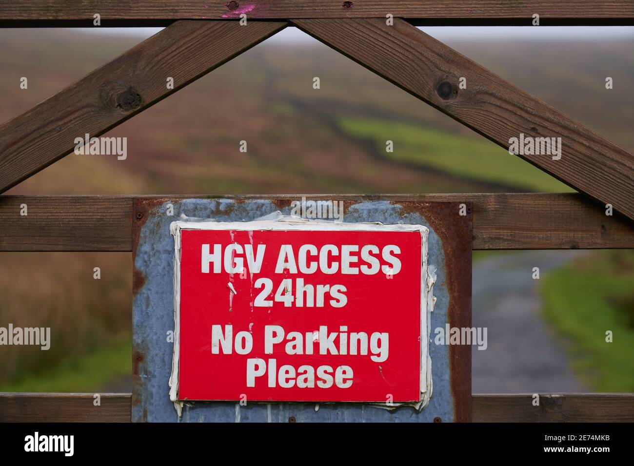 No parking warning sign on gate post HGV access 24hrs a day Stock Photo