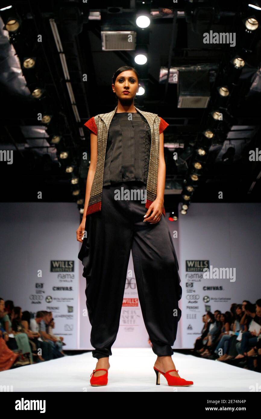 A model presents a creation from Indian designer Deepika Govind's  Autumn/Winter 2008 collection at the Wills Lifestyle India Fashion Week in  New Delhi March 13, 2008. REUTERS/Vijay Mathur (INDIA Stock Photo - Alamy