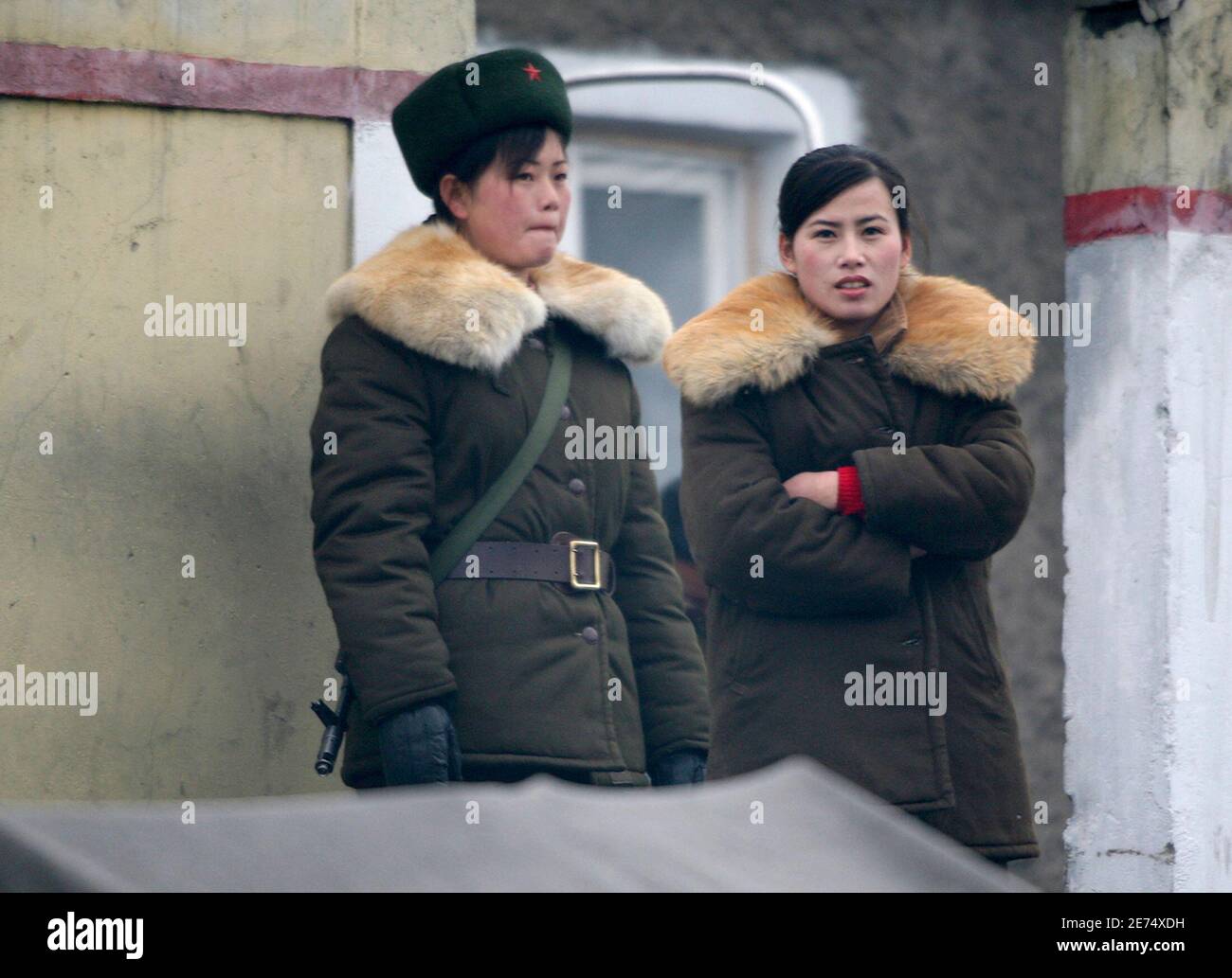 North Korean soldiers guard the bank of Yalu River near the North Korean town of Sinuiju, opposite the Chinese border city of Dandong, December 11, 2009. North Korea indicated on Friday it was ready to end its year-long boycott of nuclear negotiations, following talks in the reclusive state this week with a U.S. envoy to try to revive a disarmament-for-aid deal. REUTERS/Jacky Chen (NORTH KOREA POLITICS MILITARY) Stock Photo