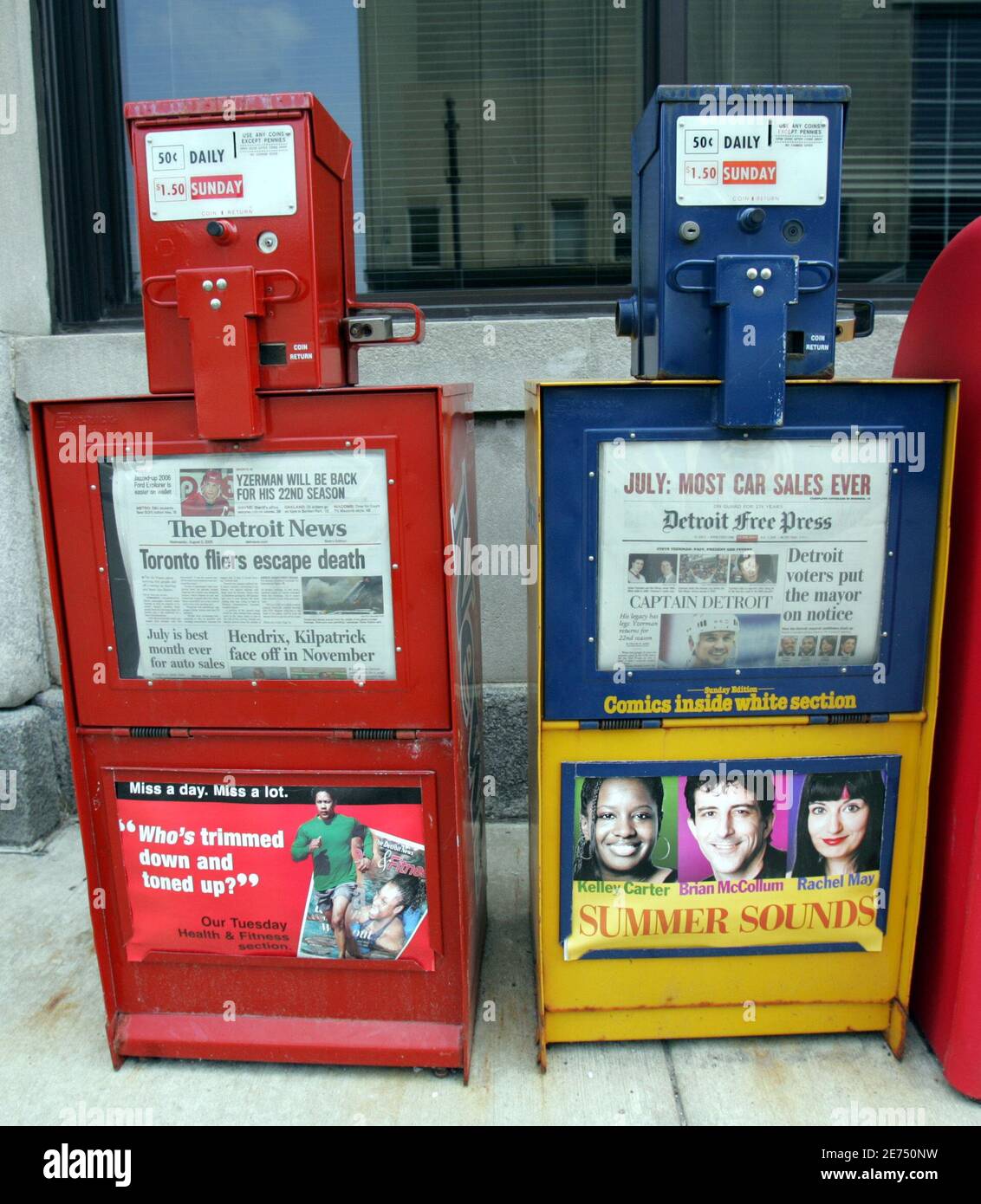 A Detroit News (L) and Detroit Free Press newspaper box sit in front of the  newspapers building in downtown Detroit, Michigan August 3, 2005. Media  reported that Knight Ridder Inc. is transferring