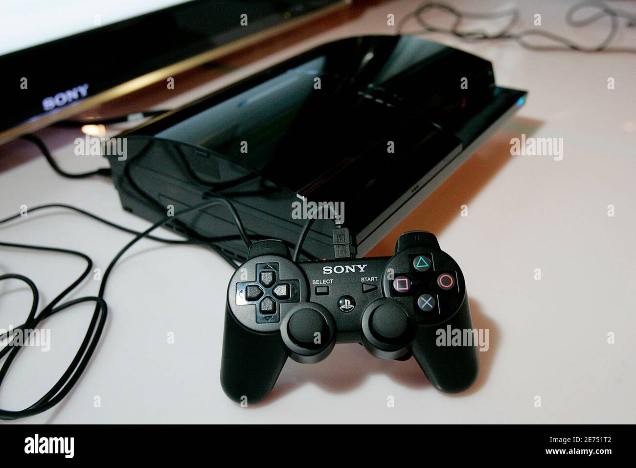 The new Playstation 3 control and box are displayed at a Sony Computer  Entertainment America news conference in San Francisco, California, October  19, 2006. Video game console leader Sony Corp. said on