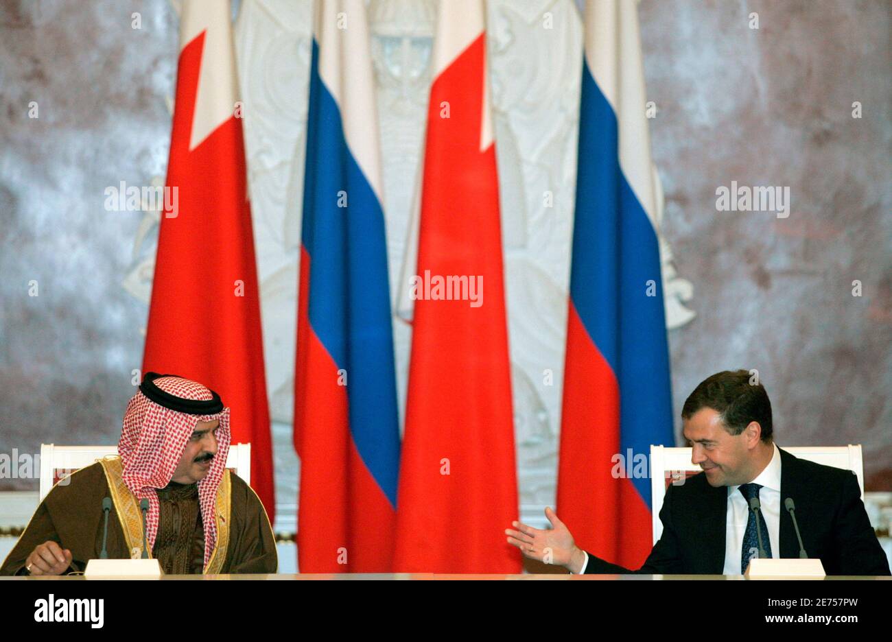 Russian President Dmitry Medvedev (R) and Bahrain's King Hamad bin Isa al-Khalifah talk during a joint news conference in Moscow December 2, 2008.  REUTERS/Alexander Natruskin (RUSSIA) Stock Photo