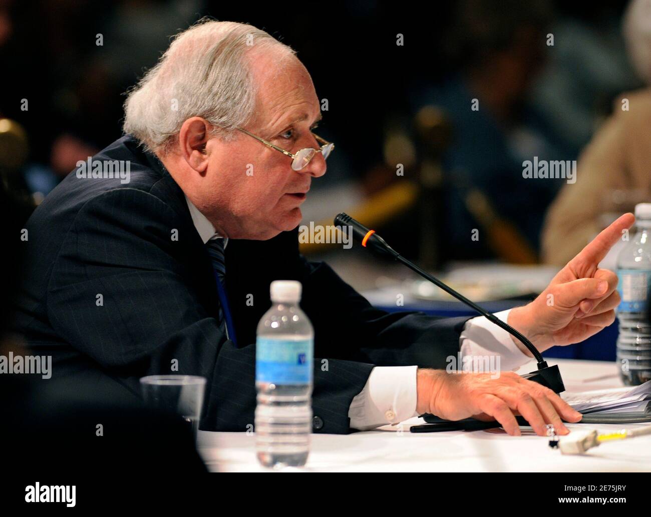 Sen. Carl Levin (D-MI) makes remarks before the Democratic National Committee Rules and Bylaws Committee meeting in Washington May 31, 2008. The Democratic Party will search for a compromise over disputed convention delegates from Florida and Michigan on Saturday in what could be Hillary Clinton's last chance to gain ground on presidential rival Barack Obama REUTERS/Mike Theiler (UNITED STATES) US PRESIDENTIAL  ELECTION CAMPAIGN 2008 (USA) Stock Photo