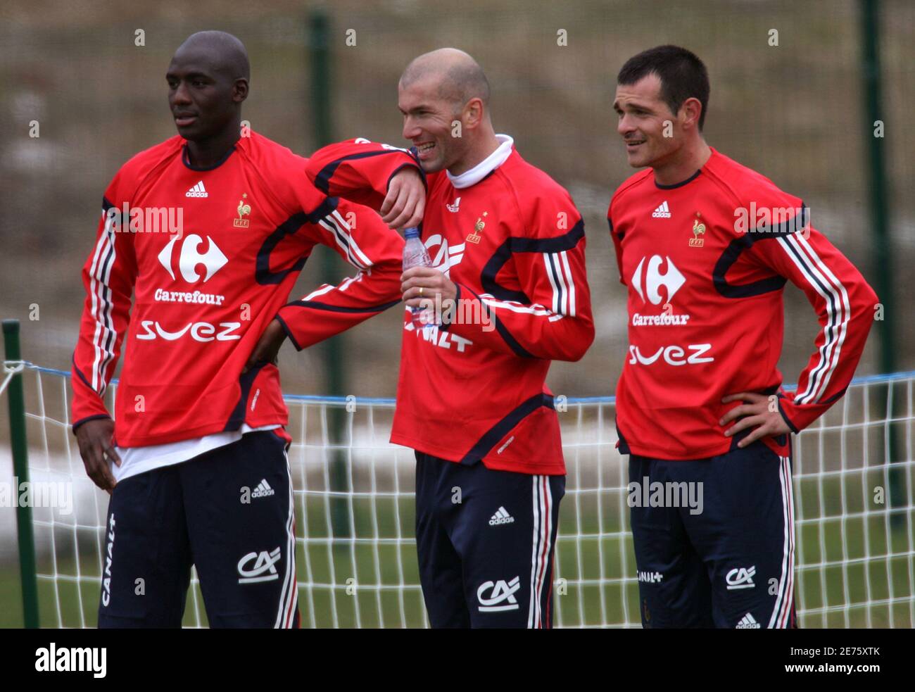 French soccer star Zinedine Zidane (C) is flanked by teammates Willy Sagnol  (R) and Alou Diarra during a training session at Tignes in French Alps, May  23, 2006. [The 23-man French squad