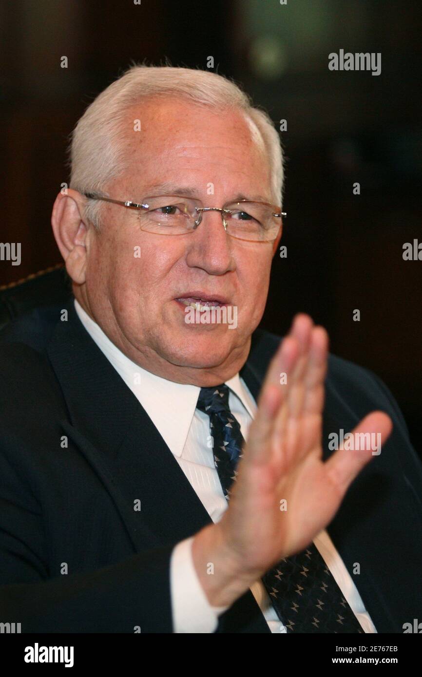 Honduras' de facto leader Roberto Micheletti answers a during a meeting with coffee producer at the Presidential House in Tegucigalpa October 14, 2009.REUTERS/Oswaldo Rivas (HONDURAS Stock Photo - Alamy