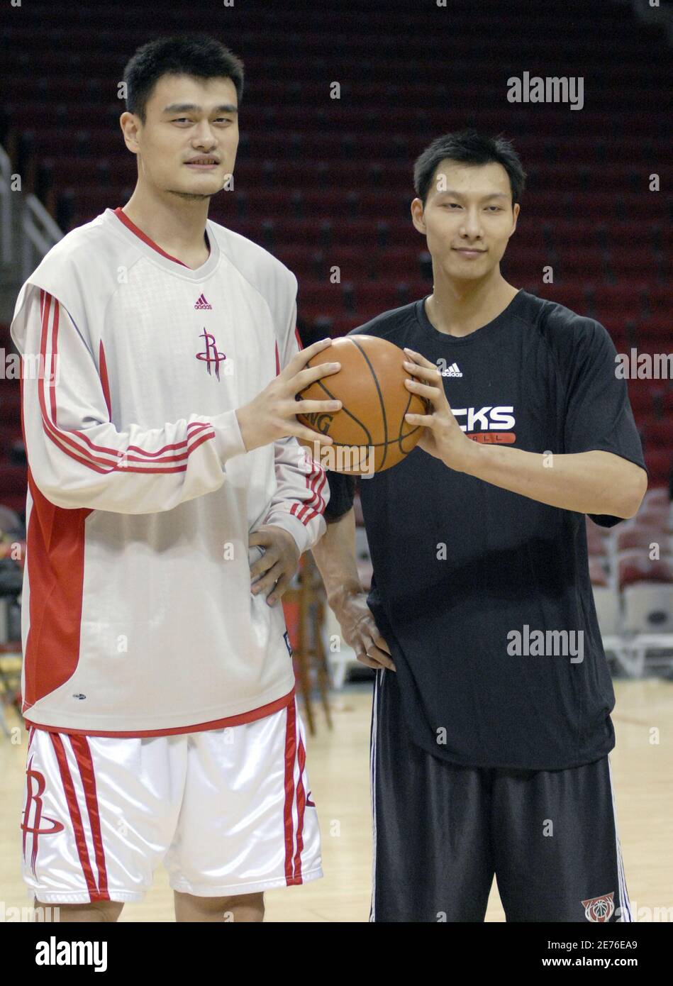 Houston Rockets' Yao Ming (L) and Milwaukee Bucks' Yi Jianlian (R) of China  pose before their NBA basketball game November 9, 2007. REUTERS/Tim Johnson  (UNITED STATES Stock Photo - Alamy