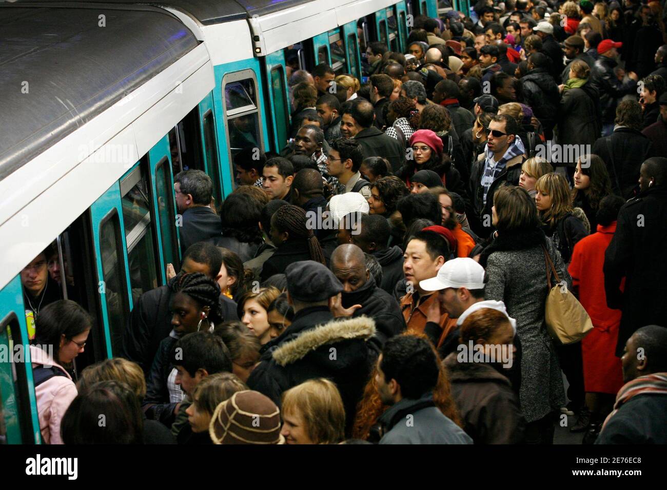 Commuters crowd into a metro at Gare de l'Est subway station in Paris November 22, 2007, during a nationwide strike by French transport workers to protest against a pensions reform. French commuters faced another day of transport delays on Thursday but there was growing hope that an end was in sight to a nine-day strike to protest one of President Nicolas Sarkozy's key economic reforms.      REUTERS/Benoit Tessier (FRANCE) Stock Photo