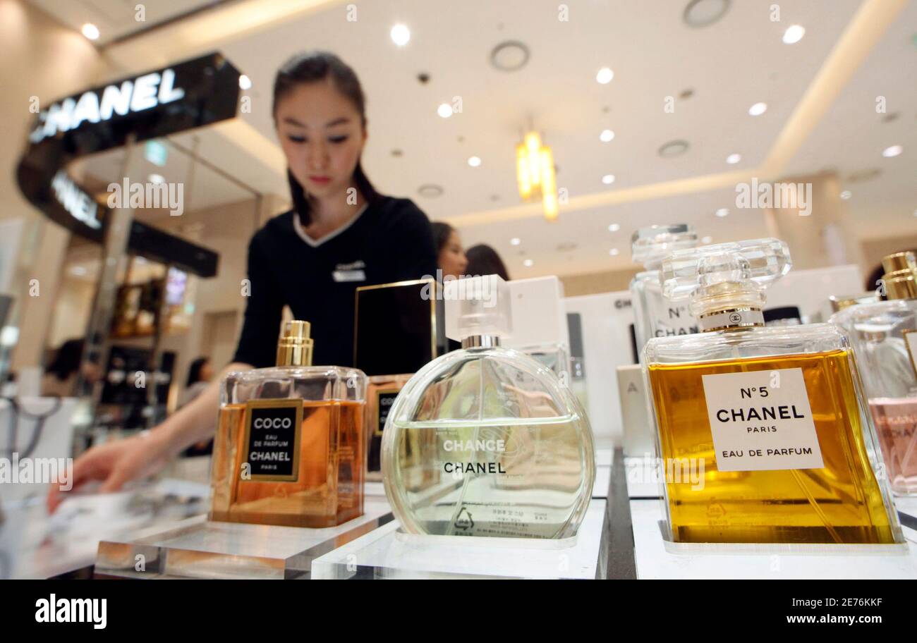 A saleswoman works at a cosmetics counter at the Shinsegae department store in Seoul October 11, 2009. Department stores in Asia that have managed to capitalise on trend-conscious consumers willing to spend on elegance and beauty are ringing in the sales as the region's economy recovers. In contrast, the ones not using luxury to tempt shoppers look much more vulnerable to cheaper alternatives. Picture taken October 11. To match ANALYSIS ASIA-DEPARTMENTSTORES/  REUTERS/Jo Yong-Hak (SOUTH KOREA BUSINESS) Stock Photo