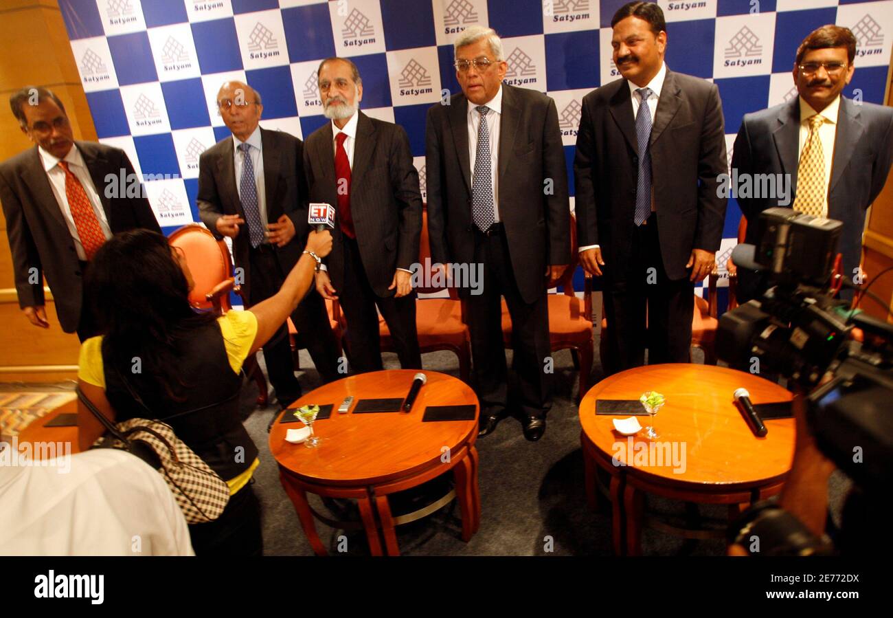 India's Satyam Computer Services Chairman Kiran Karnik (4th R) and board members Deepak Parekh (3rd R), Tarun Das, T.N. Manoharan (2nd R), C. Achutan (L) and S. B. Mainak (R) pose after a news conference in Mumbai April 13, 2009. Indian mid-sized IT outsourcer Tech Mahindra won an auction to buy Satyam Computer Services Ltd , the company at the heart of India's biggest corporate scandal.    REUTERS/Arko Datta   (INDIA BUSINESS SCI TECH) Stock Photo