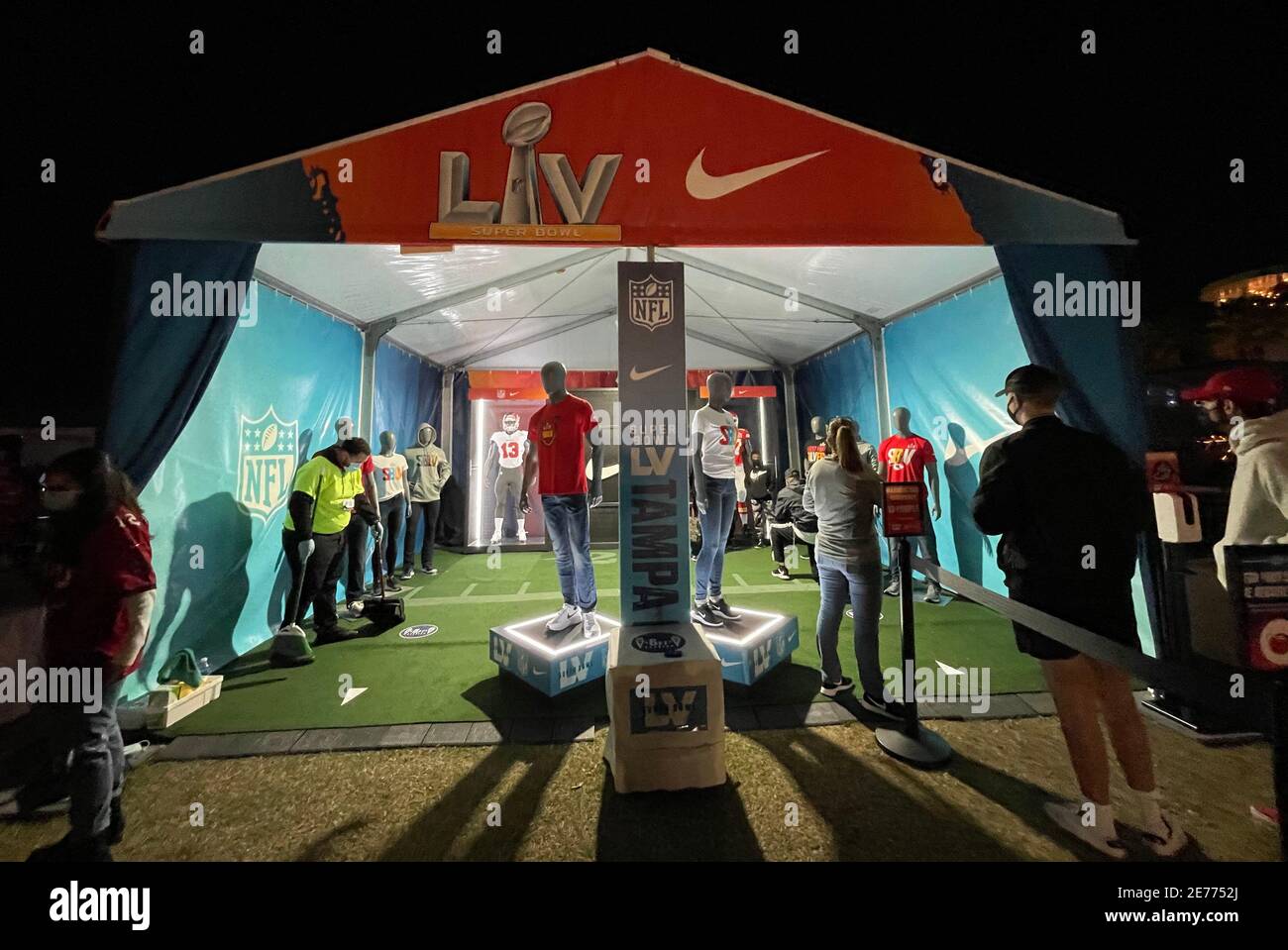 Super bowl experience hi-res stock photography and images - Alamy