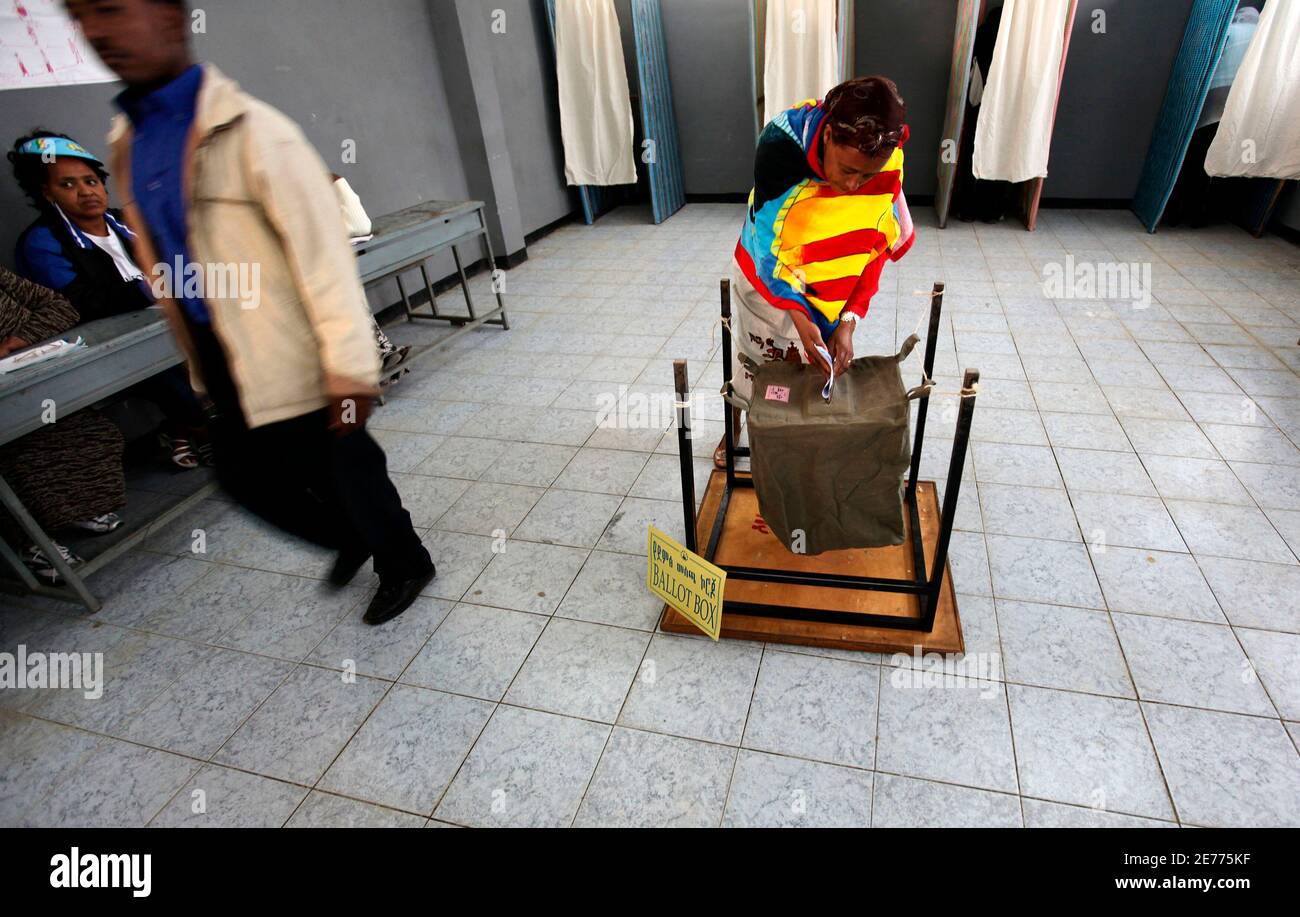 An Ethiopian woman casts her vote at a polling centre in the capital Addis Ababa, May 23, 2010. Ethiopians voted on Sunday in national elections that are expected to return long-serving Prime Minister Meles Zenawi to power in the first ballot since a disputed poll in 2005 turned violent. REUTERS/Thomas Mukoya (ETHIOPIA - Tags: ELECTIONS POLITICS) Stock Photo