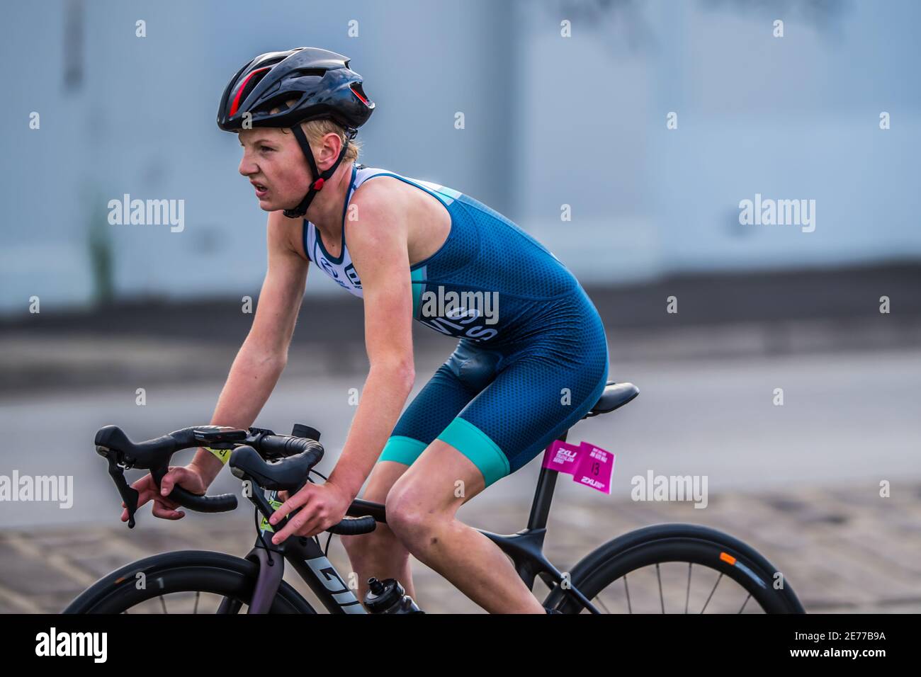 lejr Shipwreck tro Melbourne, Australia. 17th Jan, 2021. Youth triathlete Ty Davis seen riding  his bike during the 2XU