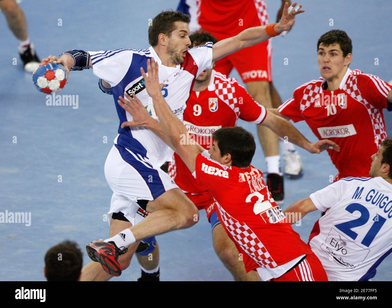 France's Guillaume Gille (L) tries to shoot past Croatia's players during  their Men's World Handball Championship gold medal match in Zagreb February  1, 2009. REUTERS/Marko Djurica (CROATIA Stock Photo - Alamy