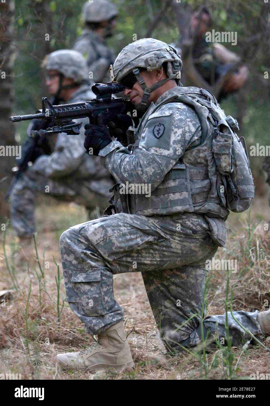 U.S. soldiers take up position during a joint  search operation with Iraqi security forces in Saadia area near Baquba, 115 km (70 miles) northeast of Baghdad May 19, 2009.   REUTERS/Saad Shalash (IRAQ MILITARY POLITICS) Stock Photo