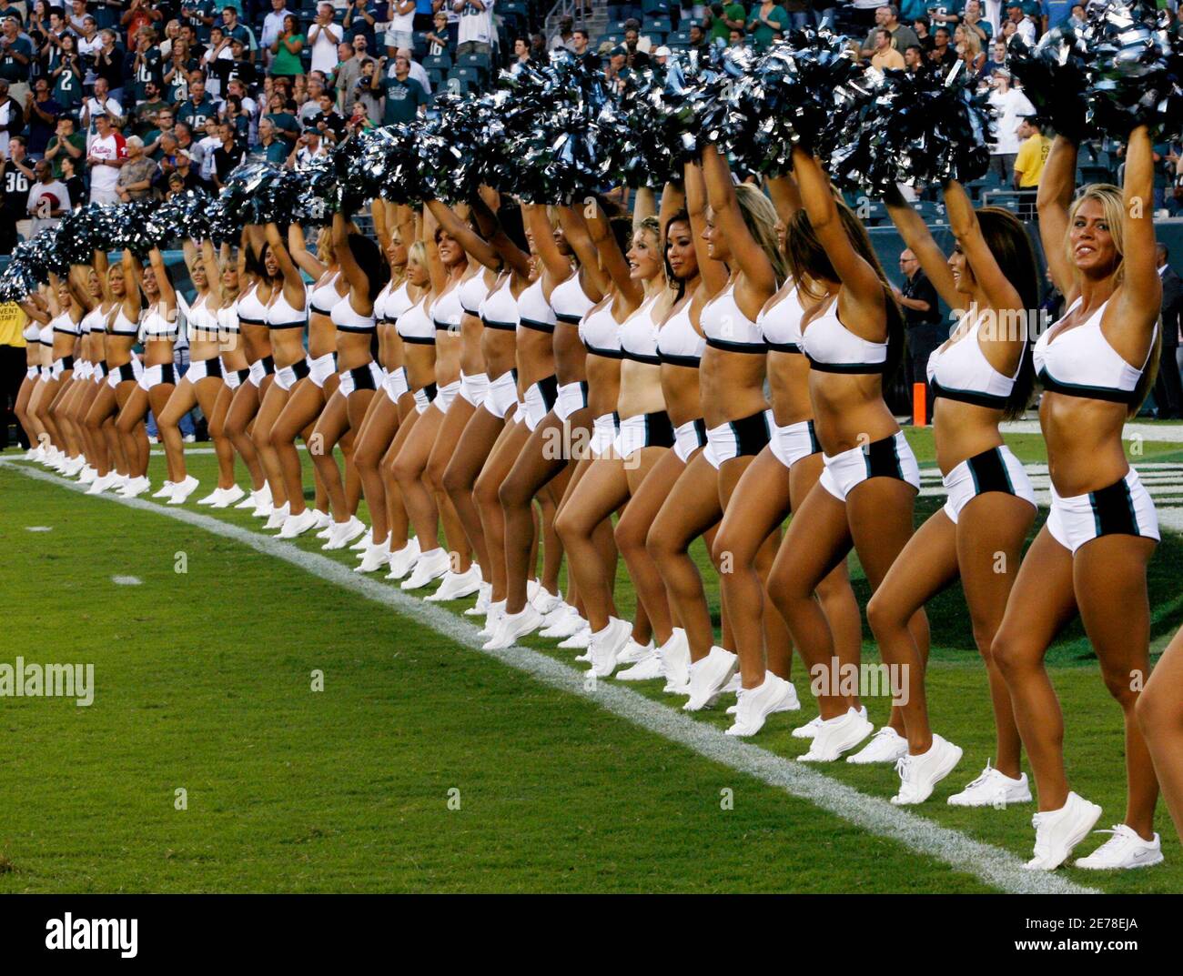 Nfl cheerleaders up hi-res stock photography and images - Alamy