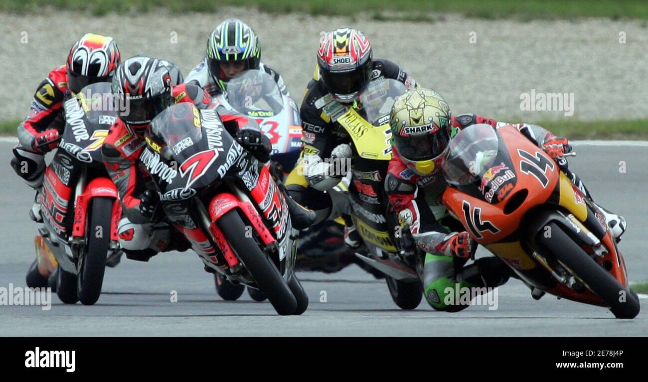 A pile of riders, led by Hungary's Gabor Talmacsi (R), speed up during the  125cc race of the Czech Grand Prix at Masaryk's circuit in Brno August 28,  2005. Switzerland's Thomas Luthi