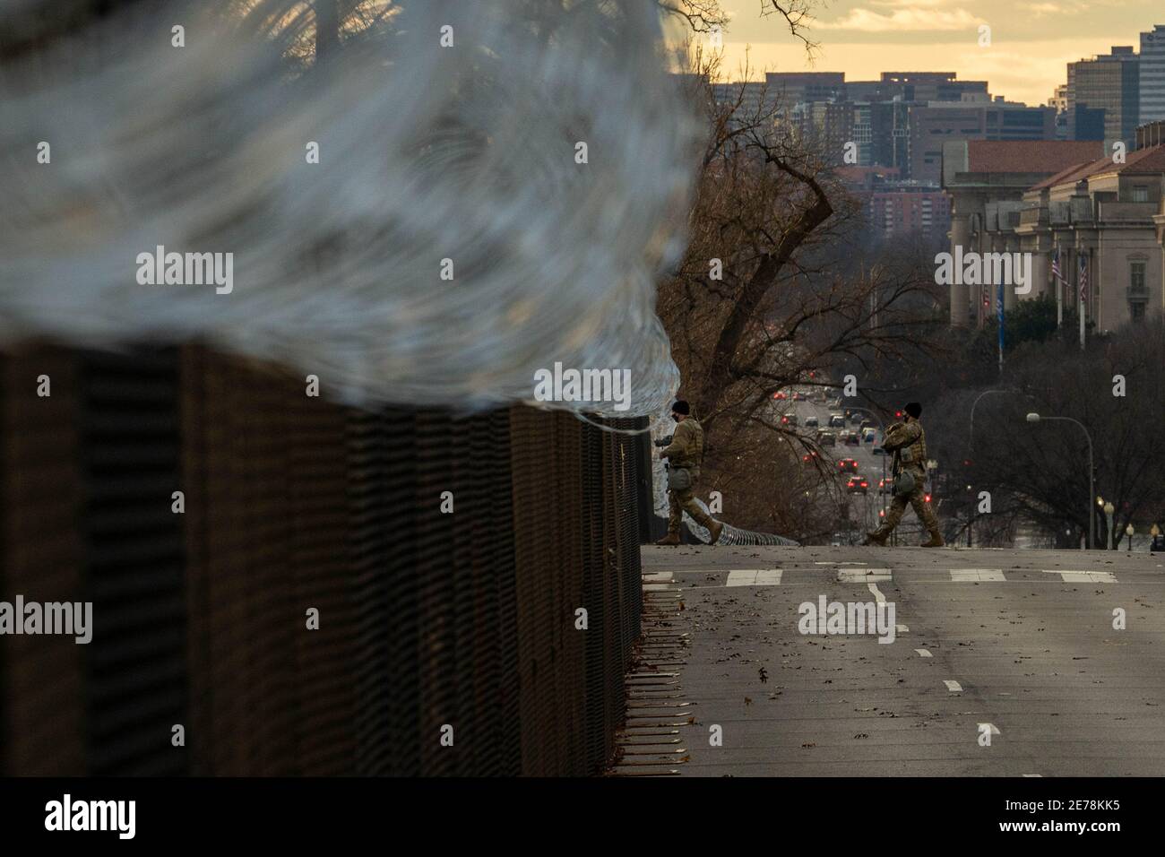Innauguration Razor Wire Washington, United States. 29th Jan, 2021. National Guard troops walk ...