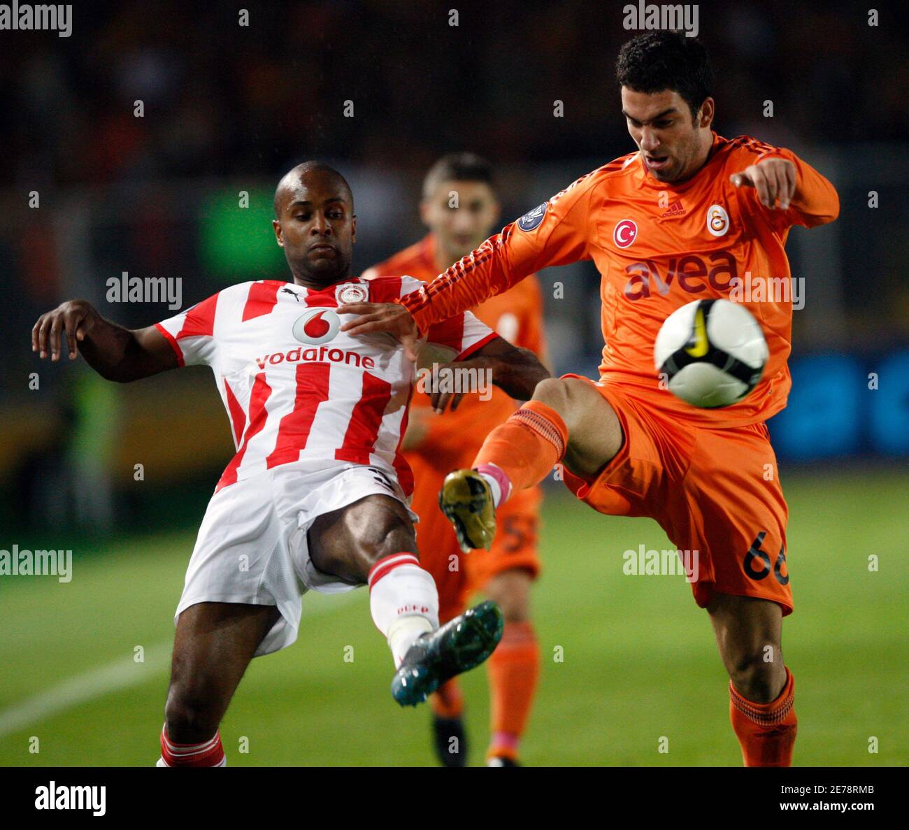 Galatasaray's Arda Turan (R) challenges Didier Domi of Olympiacos during  their UEFA Cup soccer match at the Ali Sami Yen Stadium in Istanbul,  October 23, 2008. REUTERS/Fatih Saribas (TURKEY Stock Photo - Alamy