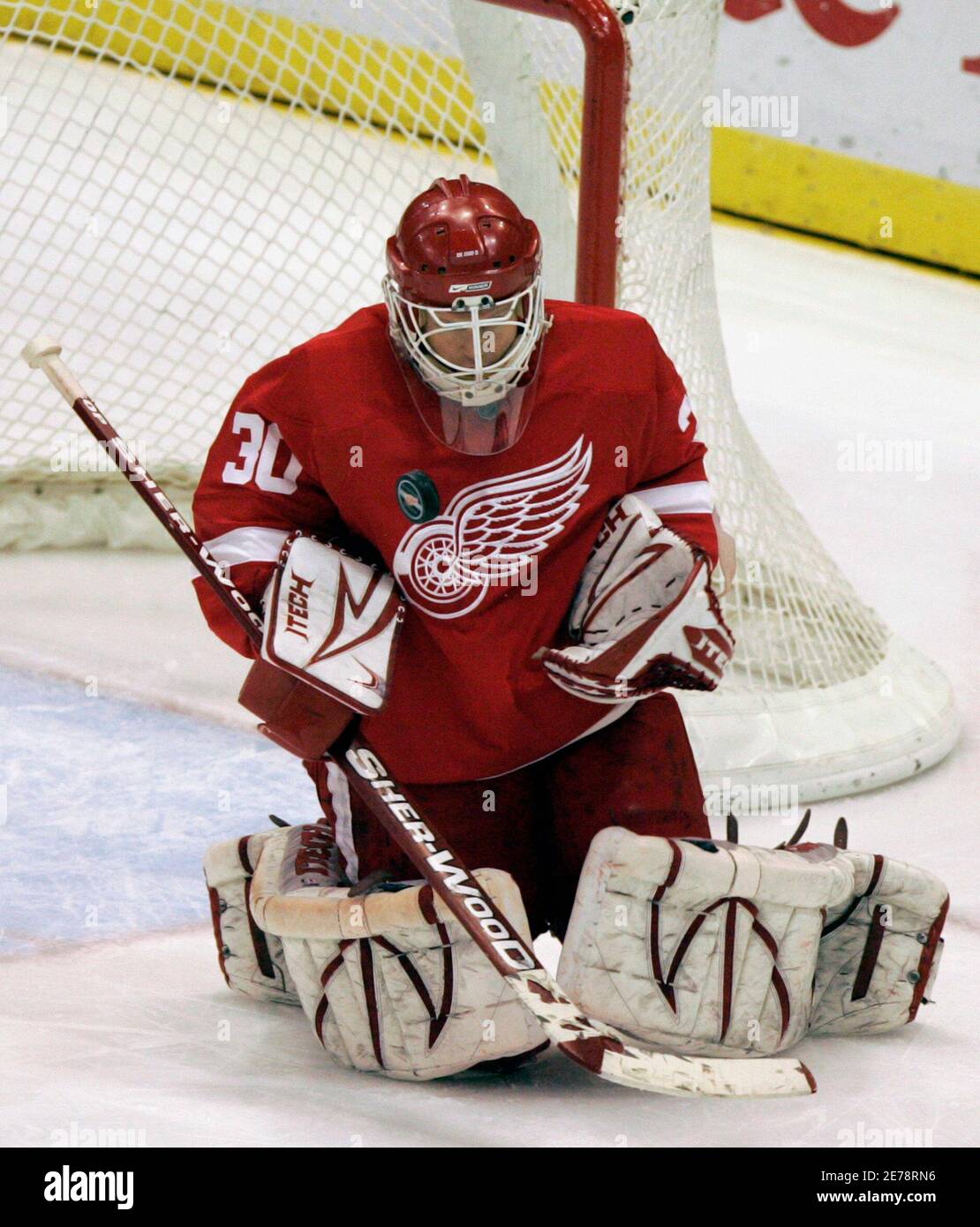 Detroit Red Wings goalie Chris Osgood stops a shot by the Dallas Stars  during the third period of their NHL hockey game in Detroit, Michigan  January 2, 2008. REUTERS/Rebecca Cook (UNITED STATES