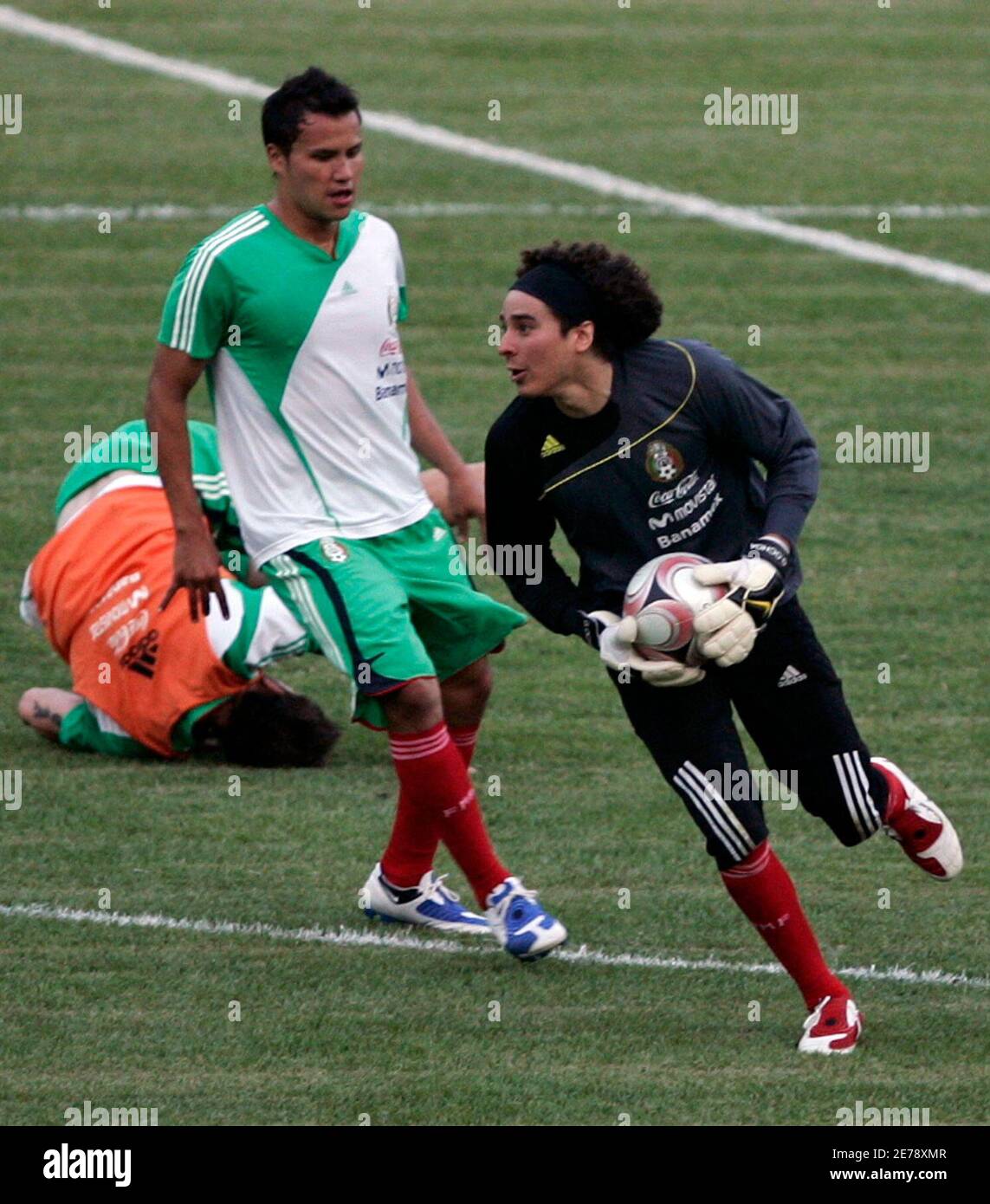 Mexico' s goalkeeper Guillermo Ochoa makes a save during a soccer practice session in San Pedro Sula March 31, 2009. Mexico will play against Honduras in their CONCACAF qualifier for World Cup 2010 on Wednesday. REUTERS/Edgard Garrido (HONDURAS SPORT SOCCER) Stock Photo
