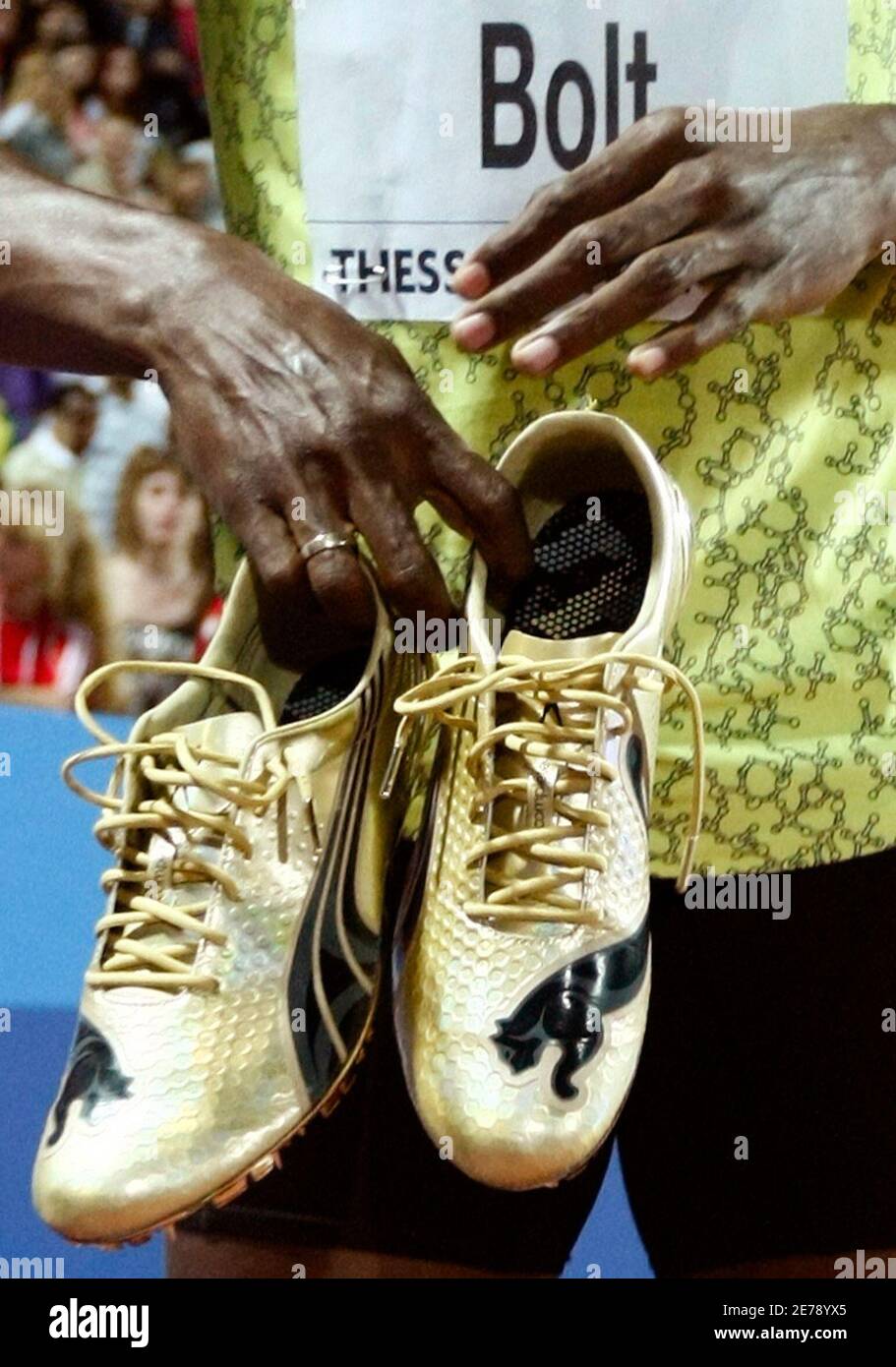 Usain Bolt of Jamaica holds his shoes in hands after winning the men's 200  metres final during the IAAF World Athletics Final at Kaftazoglio stadium  in Thessaloniki September 13, 2009. REUTERS/Grigoris Siamidis (