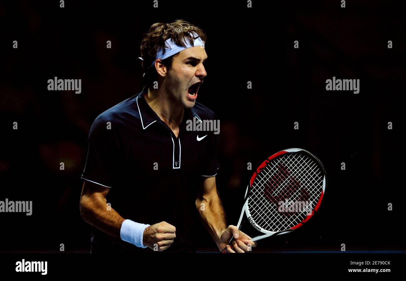 Switzerland's Roger Federer celebrates winning the second set against  Argentina's Juan Martin Del Potro during their ATP World Tour Finals tennis  match at the 02 Arena in London November 26, 2009. REUTERS/Dylan