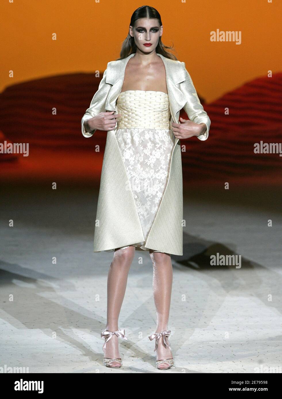 A model presents a creation by Italian fashion designer Valentino for his  Haute Couture spring-summer 2006 collection in Paris January 23, 2006 Stock  Photo - Alamy