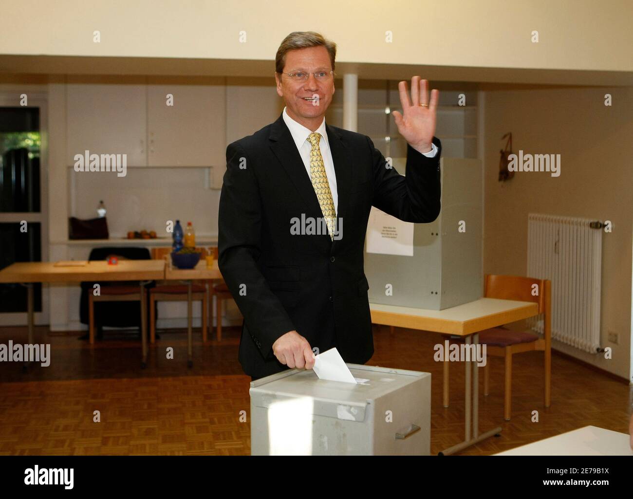 Guido Westerwelle, leader of the pro-business Free Democratic Party (FDP) casts his ballot in the general election at a polling station in Bonn September 27, 2009. Germans voted in the general election (Bundestagwahl) on Sunday.  REUTERS/Ina Fassbender (GERMANY POLITICS ELECTIONS IMAGES OF THE DAY) Stock Photo