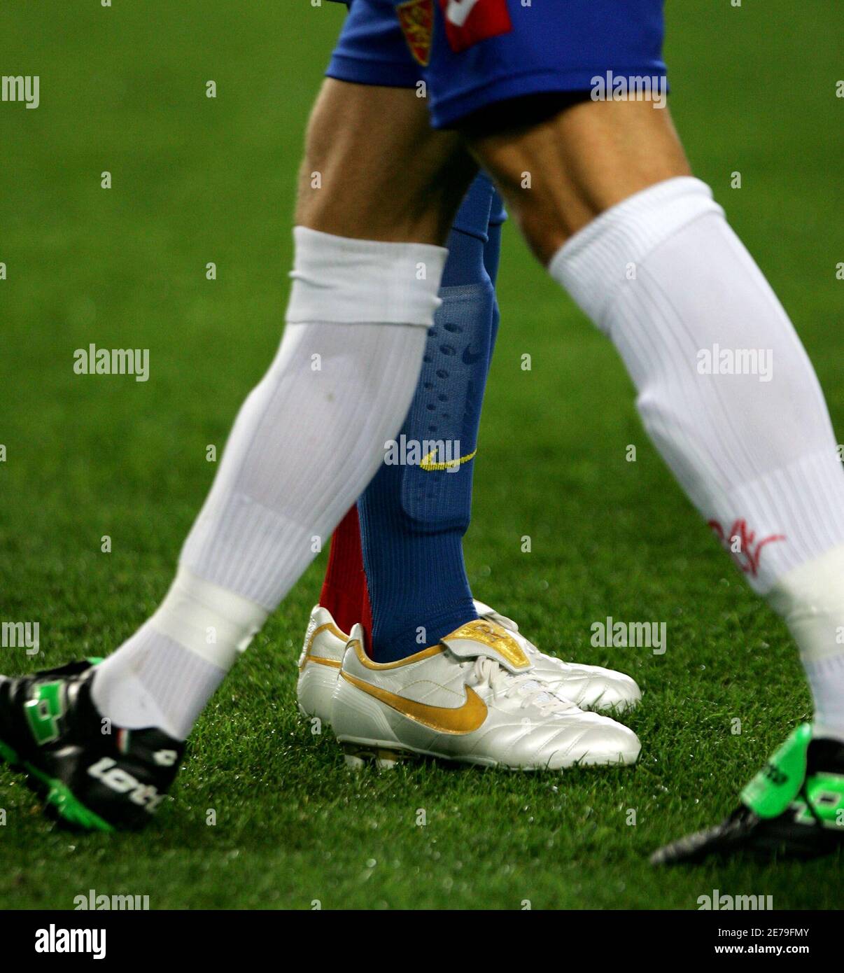 FC Barcelona's forward Brazilian Ronaldo de Assis 'Ronaldinho' wears a new  pair of soccer boots during his Spanish first division soccer match against  Real Zaragoza at Nou Camp stadium October 1, 2005.