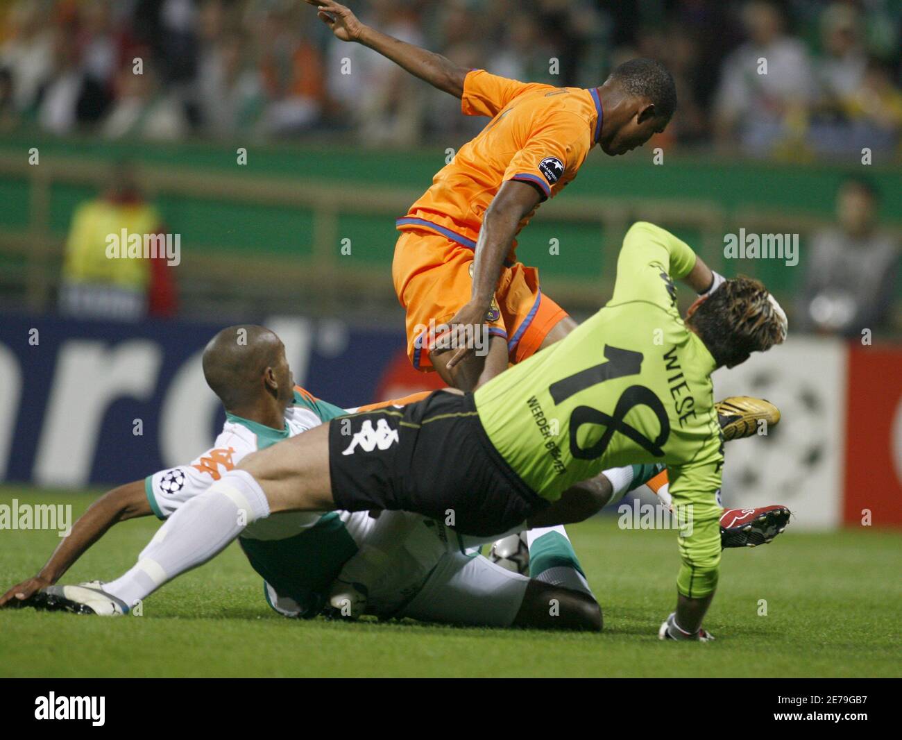 Werder Bremen's Naldo (L) and Tim Wiese (R) challenge Barcelona's Samuel  Eto'o during their Champions League Group A soccer match in Bremen  September 27, 2006. REUTERS/Ina Fassbender (GERMANY Stock Photo - Alamy
