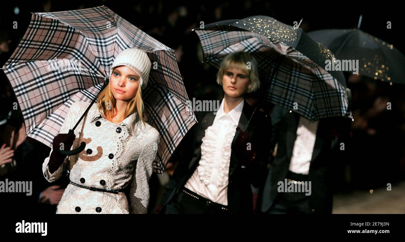 Models display creations by Burberry Prorsum during the fall/winter 2006-2007  show at Milan Fashion Week February 23, 2006 Stock Photo - Alamy