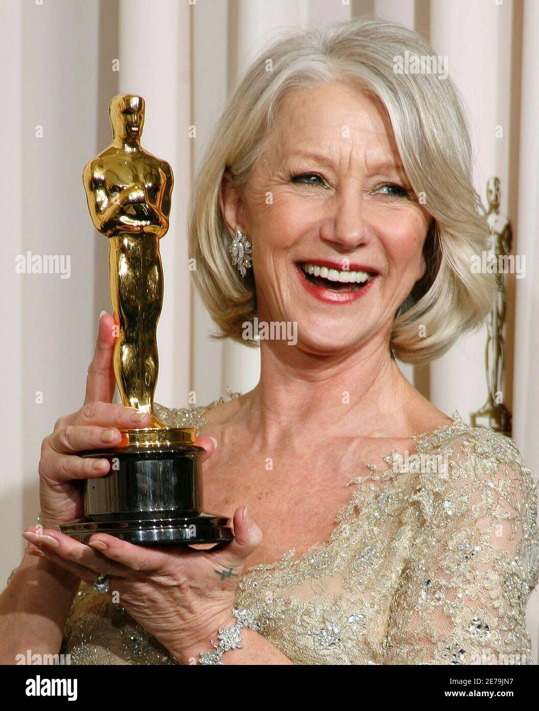RNPS IMAGES OF THE YEAR 2007 -  ENTERTAINMENT - Helen Mirren poses with her Oscar for Best Actress for her work in 'The Queen' backstage at the 79th Annual Academy Awards in Hollywood, California, February 25, 2007.  REUTERS/Mike Blake   (UNITED STATES) Stock Photo