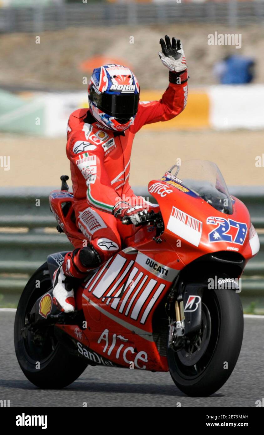 Ducati MotoGP rider Casey Stoner of Australia waves to the public at the  end of the Portugal's Grand Prix September 16, 2007. REUTERS/Jose Manuel  Ribeiro (PORTUGAL Stock Photo - Alamy