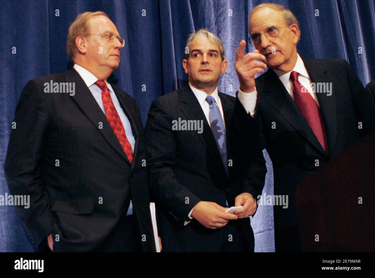 Former U.S. Sen. George Mitchell (R) confers with members of his investigative team, Richard McClaren (L) and John Clarke (C), at a news conference where Mitchell unveiled the long-awaited Mitchell Report on steroids use, in New York December 13, 2007. Dozens of top baseball stars including Roger Clemens were named on Thursday in the report on steroids use, which Major League Baseball hopes will help clean up the sport's tarnished. REUTERS/MIke Segar   (UNITED STATES) Stock Photo