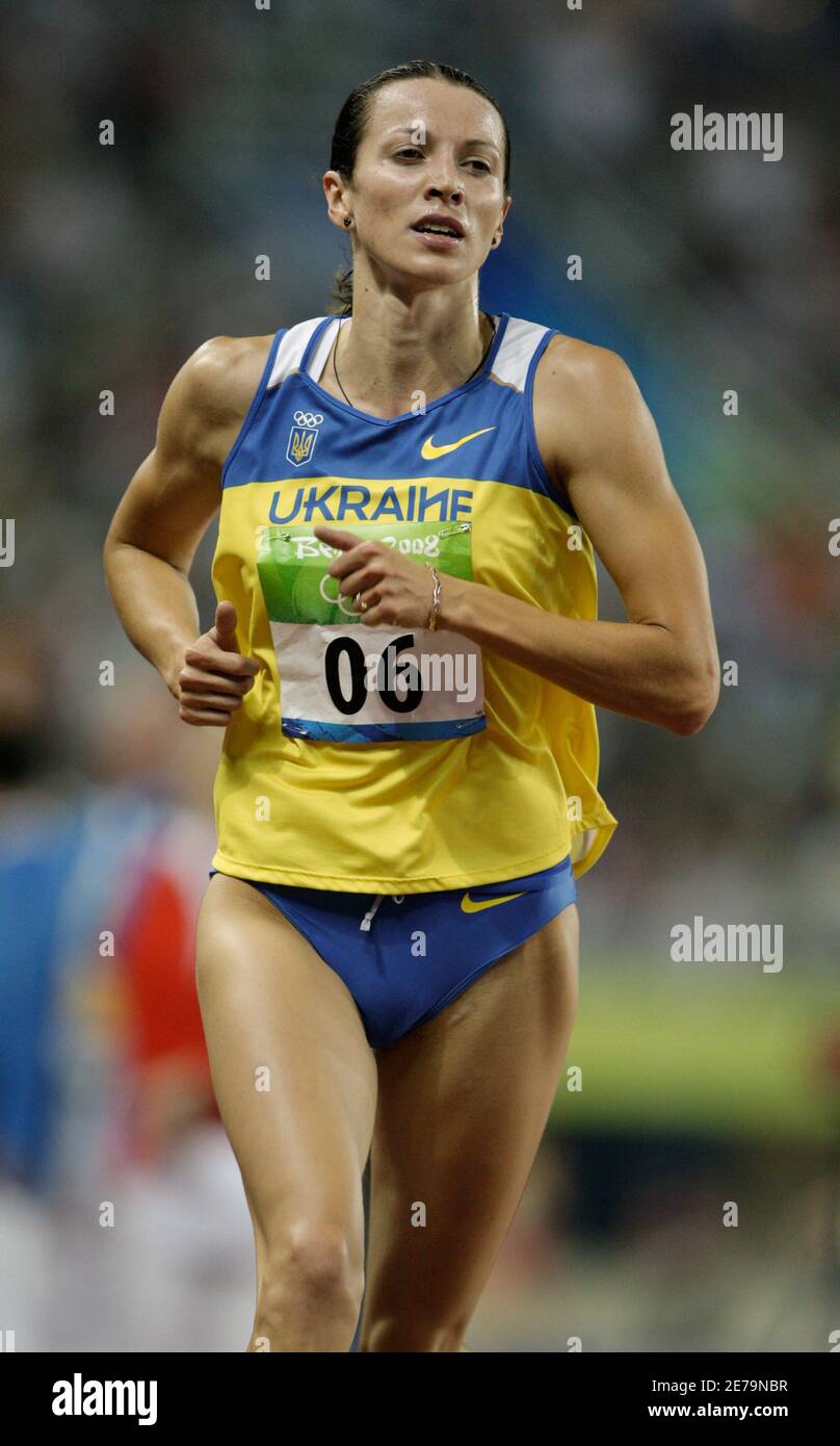 Victoria Tereshuk of Ukraine runs during the women's running 3000m event of  the modern pentathlon competition at the Beijing 2008 Olympic Games, August  22, 2008. REUTERS/Hannibal Hanschke (CHINA Stock Photo - Alamy