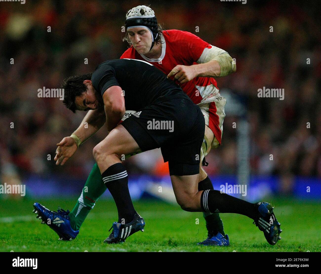 Wales' Alun-Wyn Jones (TOP) tackles New Zac Guildford during international Rugby Union match at the Millennium stadium in Cardiff, Wales, November 7, 2009. REUTERS/Phil Noble (BRITAIN SPORT RUGBY Stock -